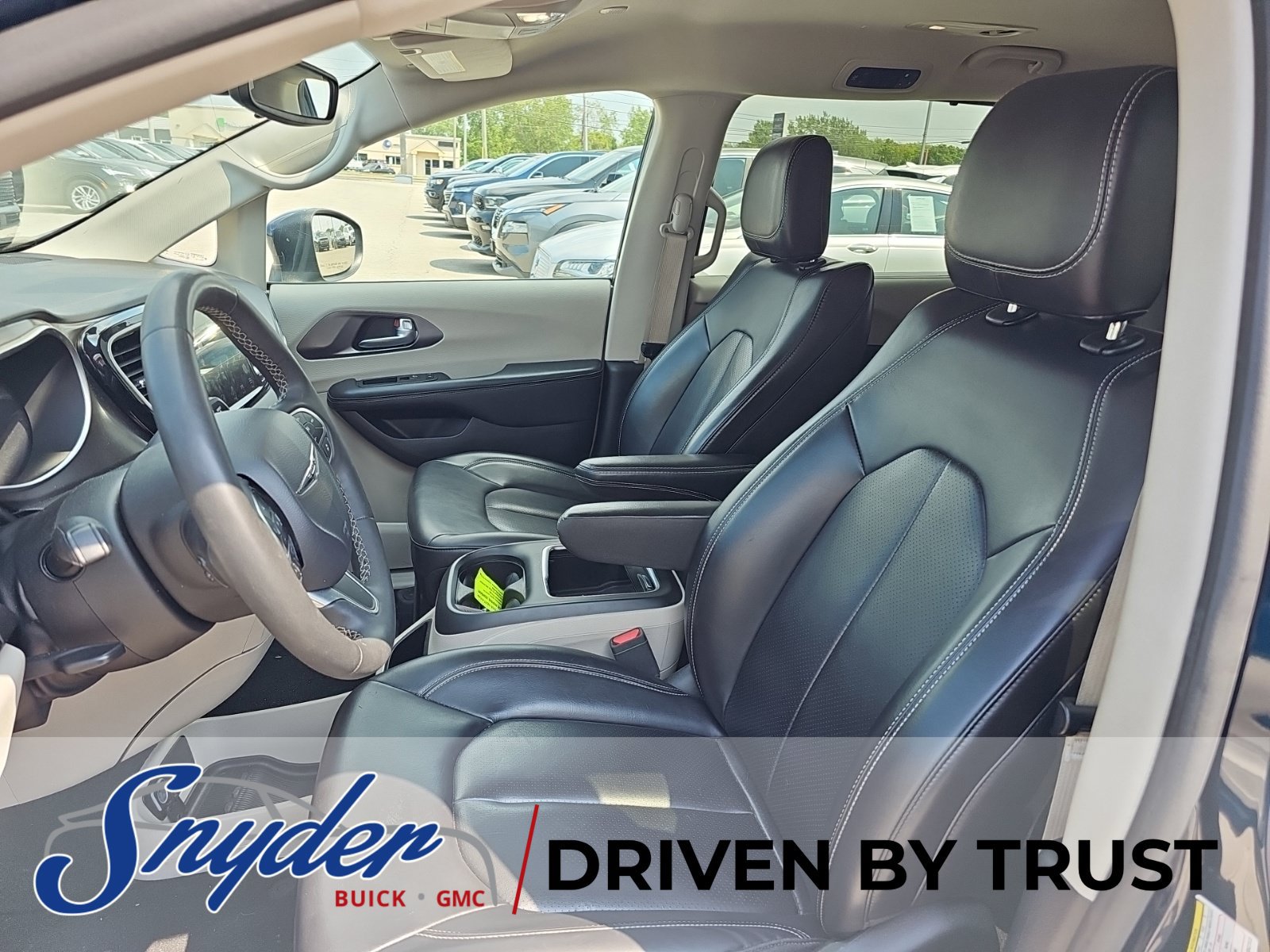 Used 2023 Chrysler Pacifica Touring-L FWD image 6