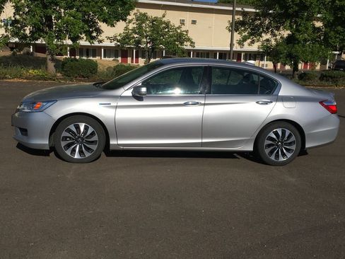 Used 2015 Honda Accord Touring image 3