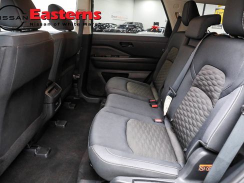 Used 2024 Nissan Pathfinder S image 27