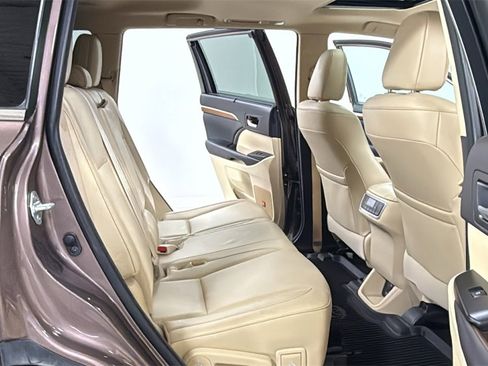 Used 2017 Toyota Highlander Limited image 18