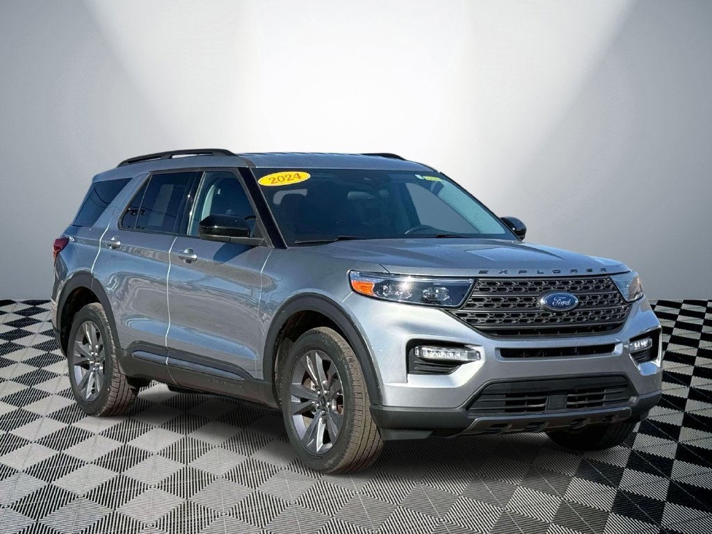 Used 2024 Ford Explorer XLT w/ Equipment Group 202A AWD/4WD image 4
