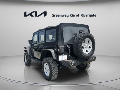 Used 2018 Jeep Wrangler Unlimited Rubicon w/ Connectivity Group AWD/4WD image 5