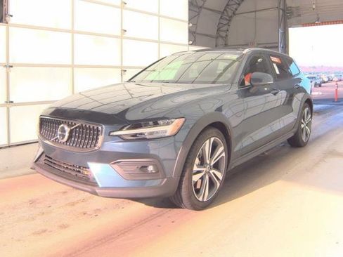 Certified 2025 Volvo V60 B5 Cross Country Plus image 2