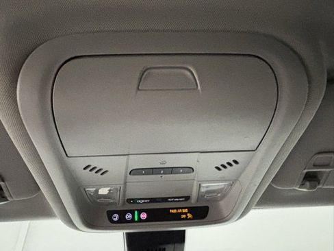 Used 2023 GMC Terrain SLT image 32