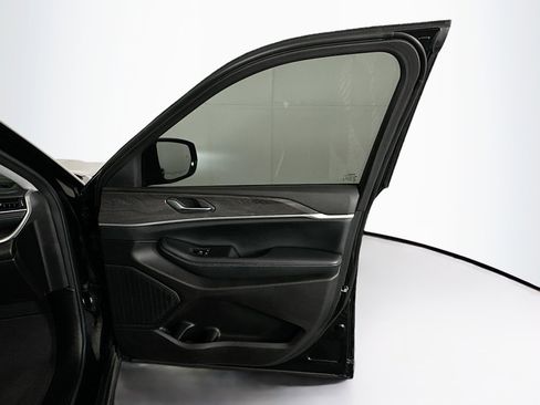 Used 2023 Jeep Grand Cherokee Limited image 32