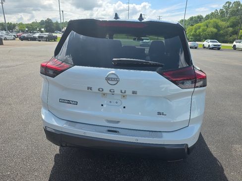 Used 2025 Nissan Rogue SL w/ Tech Package FWD image 4
