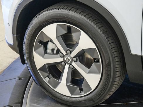 Certified 2026 Volvo XC40 B5 Plus AWD/4WD image 10