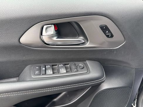 Used 2025 Chrysler Pacifica Select FWD image 10