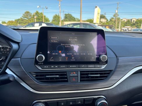 Used 2025 Nissan Altima 2.5 SV FWD image 17