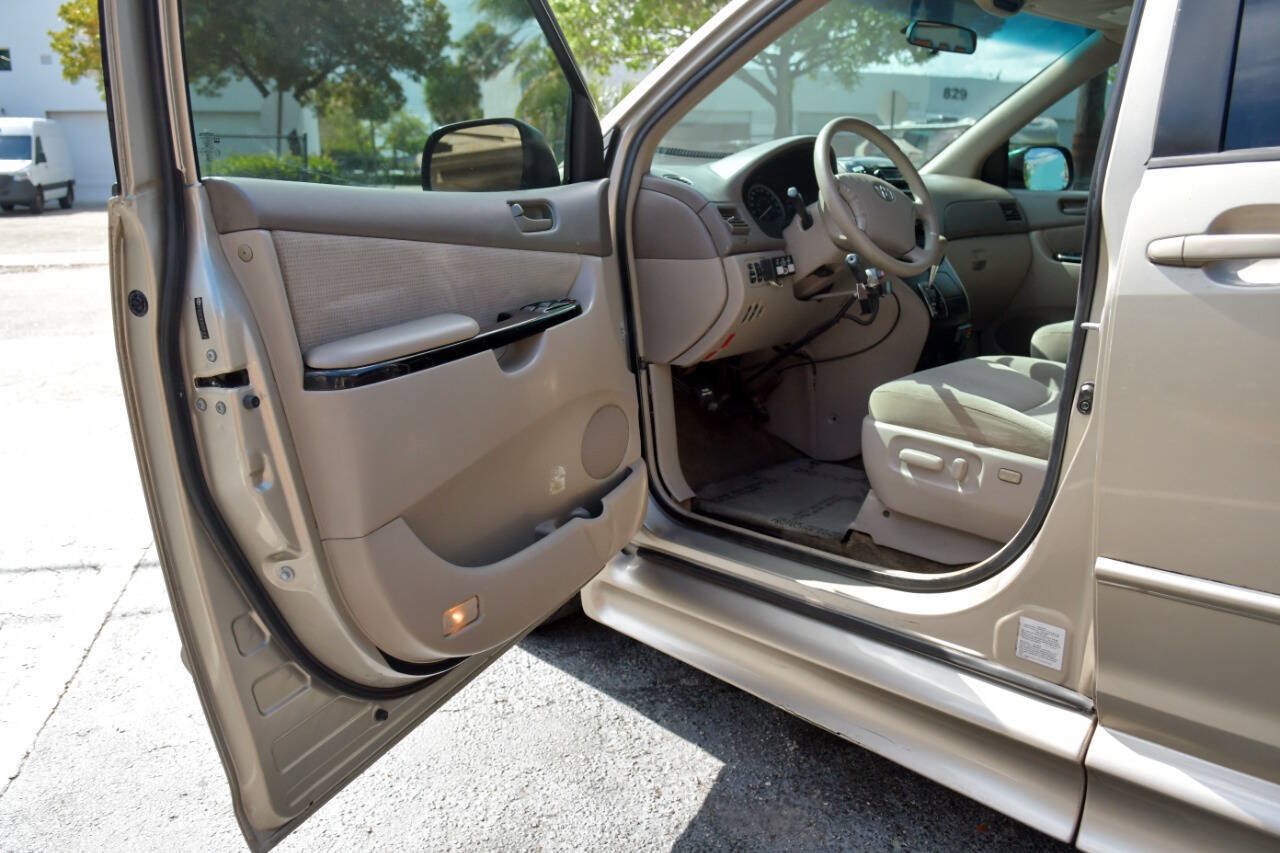 Used 2005 Toyota Sienna LE w/ Assistance Pkg 2 FWD image 17