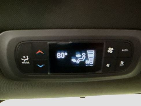 Used 2025 Chrysler Pacifica Select image 24