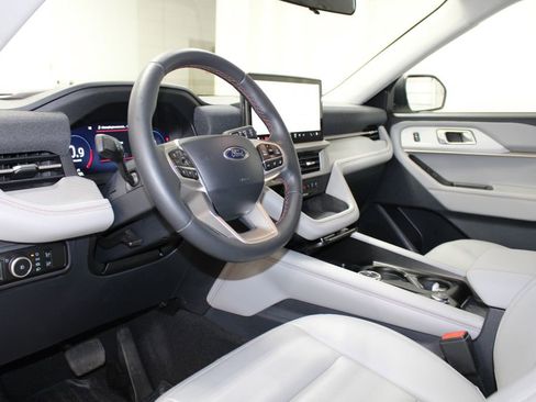 Used 2025 Ford Explorer Active w/ Active Comfort Package image 17