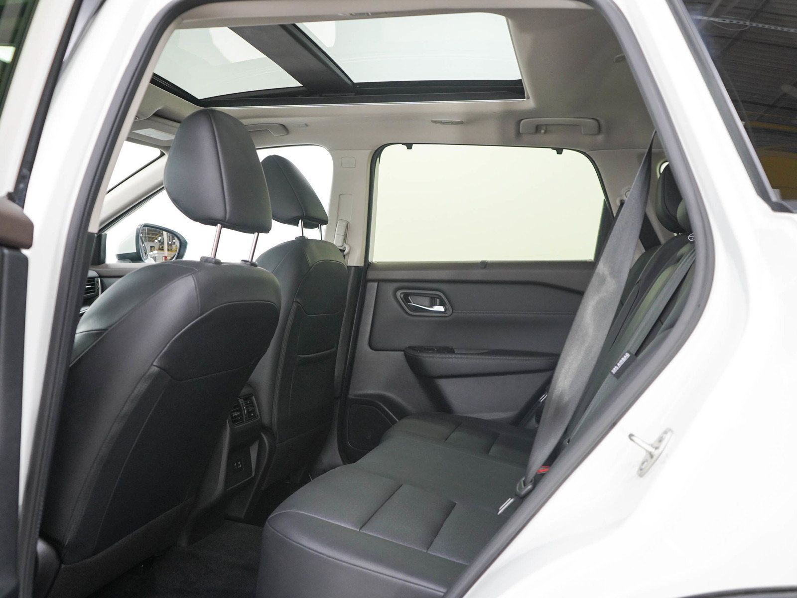 Used 2023 Nissan Rogue SV w/ SV Premium B Package AWD/4WD image 19