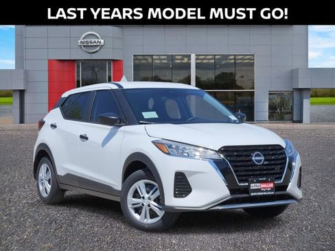 New 2025 Nissan Kicks Play S image 1