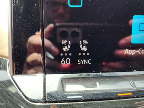Used 2025 Volkswagen Atlas SE FWD image 25