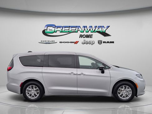 New 2026 Chrysler Pacifica Select image 8