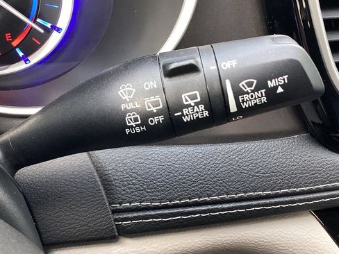Used 2023 Chrysler Pacifica Touring-L FWD image 28