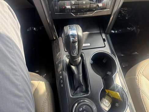 Used 2018 Ford Explorer XLT w/ Equipment Group 202A AWD/4WD image 17