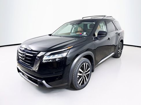 Used 2023 Nissan Pathfinder Platinum image 4