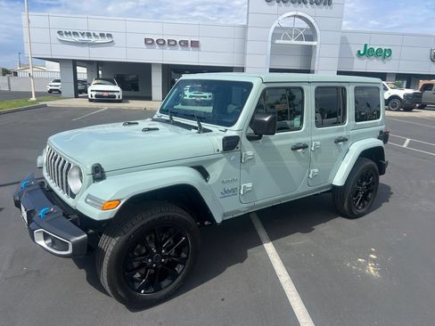 Used 2024 Jeep Wrangler Unlimited Sahara w/ Technology Group AWD/4WD image 2