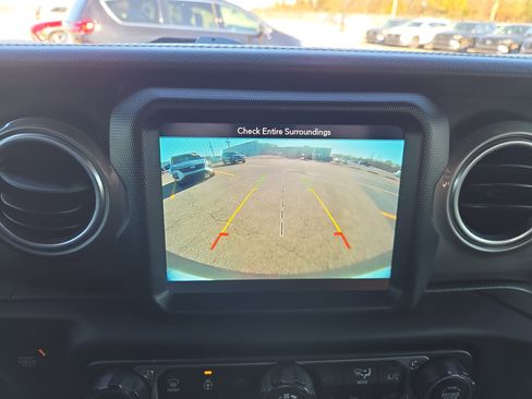 Used 2018 Jeep Wrangler Unlimited Sahara image 16