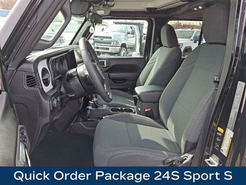 Used 2025 Jeep Gladiator Sport image 2