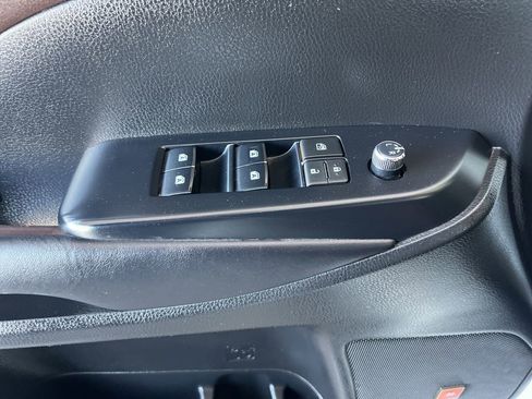 Used 2019 Toyota Highlander Limited image 32