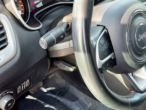 Used 2019 Jeep Compass Latitude image 10