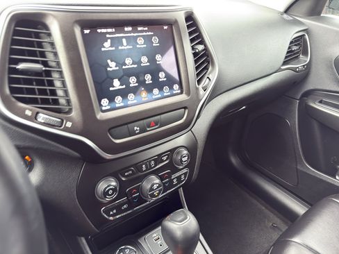 Used 2020 Jeep Cherokee Trailhawk w/ Cold Weather Group AWD/4WD image 21
