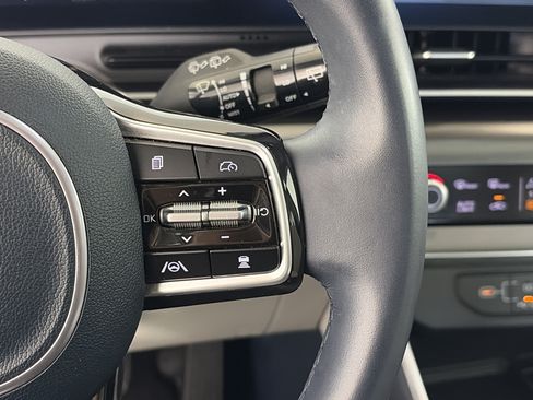 Certified 2025 Kia Carnival SX w/ SX Dark Edition Package FWD image 33