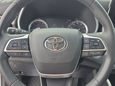 Used 2022 Toyota Highlander XLE AWD/4WD image 21