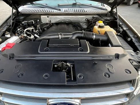Used 2017 Ford Expedition XLT image 10