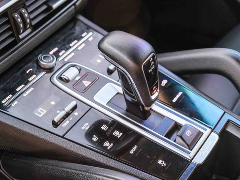Used 2022 Porsche Cayenne AWD/4WD image 19