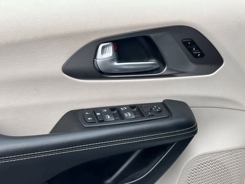 Used 2024 Chrysler Pacifica Touring-L image 12