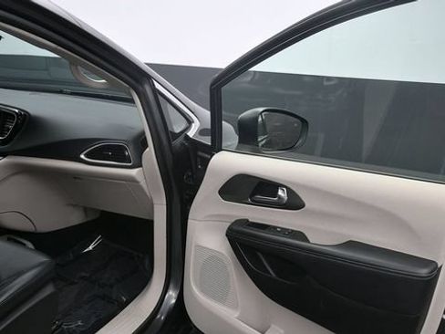 Used 2023 Chrysler Pacifica Touring-L FWD image 12