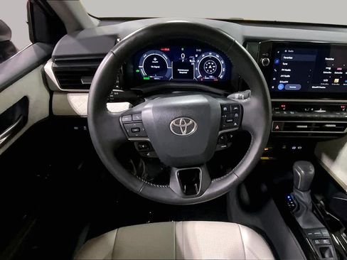 Used 2025 Toyota Camry XLE AWD/4WD image 6
