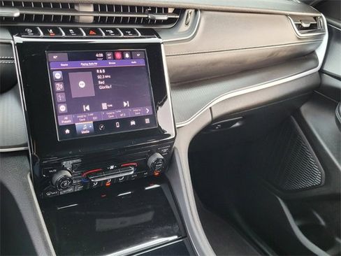 Used 2025 Jeep Grand Cherokee Laredo X image 25