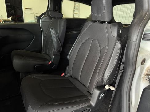 Used 2018 Chrysler Pacifica Touring Plus w/ S Appearance Package FWD image 8