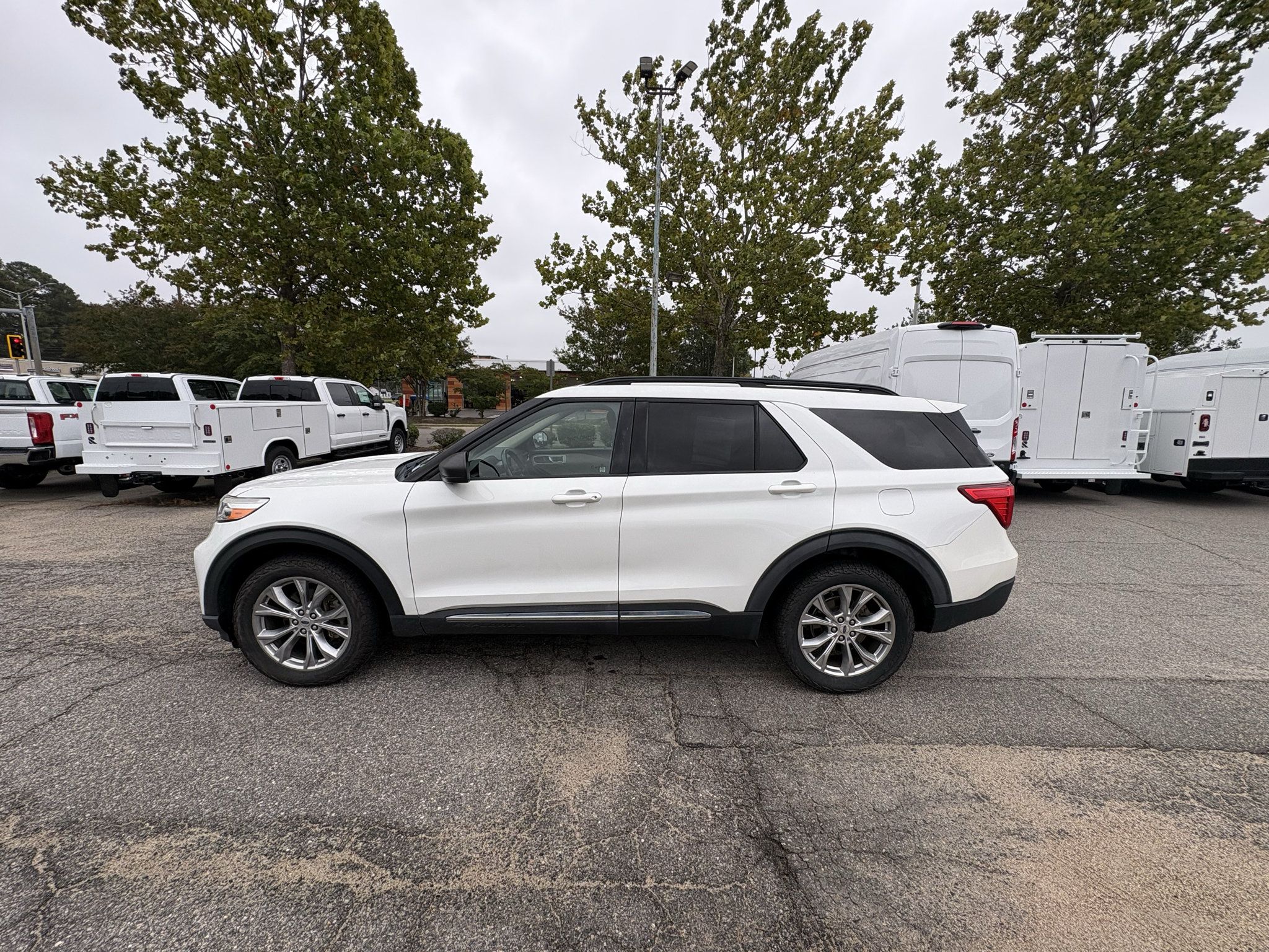 Used 2020 Ford Explorer XLT w/ Equipment Group 202A AWD/4WD image 8