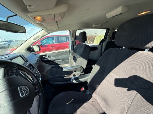 Used 2018 Dodge Grand Caravan SE w/ UConnect Hands-Free Group image 11