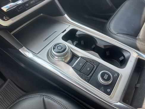 Used 2022 Ford Explorer XLT w/ Equipment Group 202A image 25