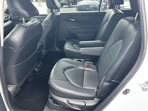 Used 2022 Toyota Highlander XLE AWD/4WD image 19