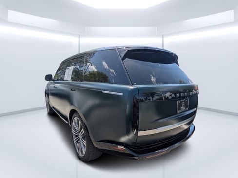 Used 2025 Land Rover Range Rover SV AWD/4WD image 5