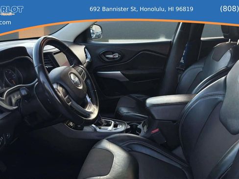 Used 2018 Jeep Cherokee Latitude Plus w/ Comfort/Convenience Group AWD/4WD image 17