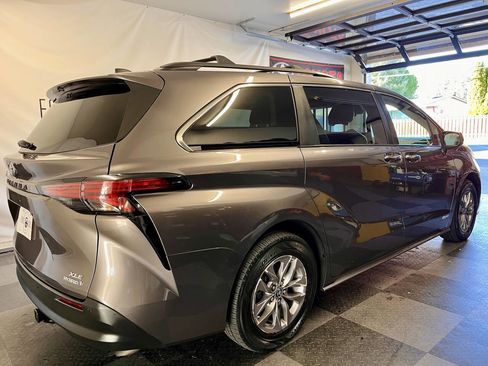 Used 2021 Toyota Sienna XLE image 4