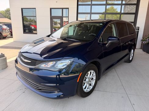 Used 2017 Chrysler Pacifica Touring FWD image 3