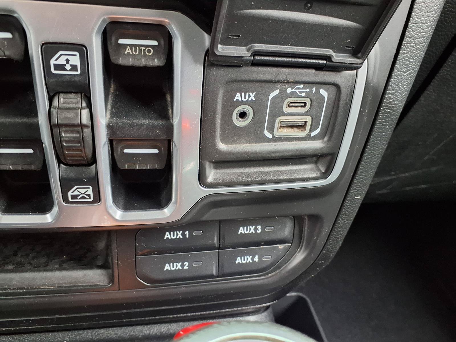 Used 2018 Jeep Wrangler Unlimited Sport S AWD/4WD image 7