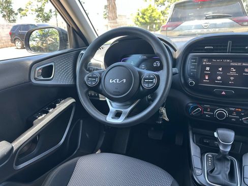 Used 2025 Kia Soul LX w/ LX Technology Package FWD image 32