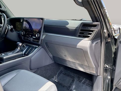 Used 2025 Lexus GX 550 w/ Cold Area Package AWD/4WD image 16