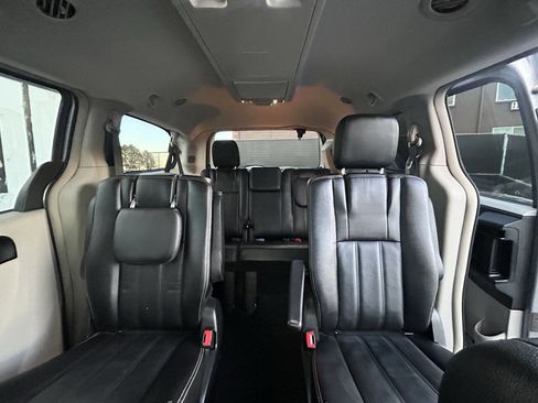 Used 2015 Chrysler Town & Country Touring image 6